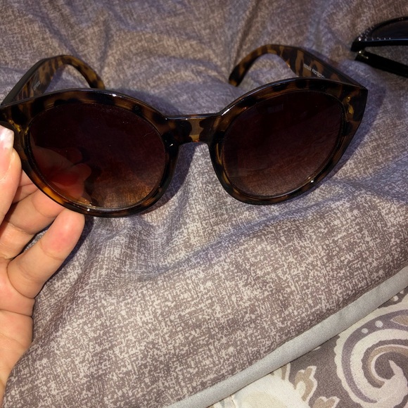 ☀️2 pairs Sunglass!Jessica Simpson(blk)&Expresss - Picture 4 of 5